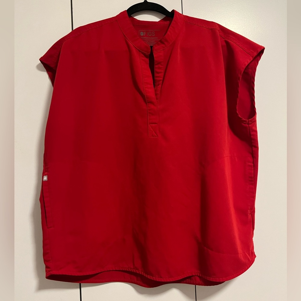 Figs WINNING RED Rafaela Scub top, size L